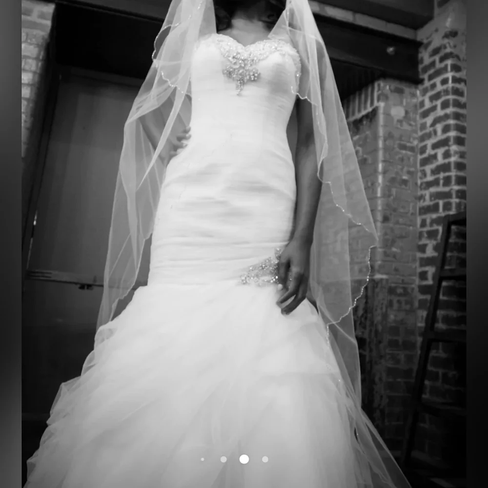 Enchanting Allure: Elegant Size 4 Wedding Dress for Timeless Beauty - Picture 8 of 8